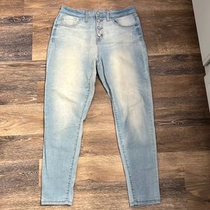 Light wash skinny jeans
